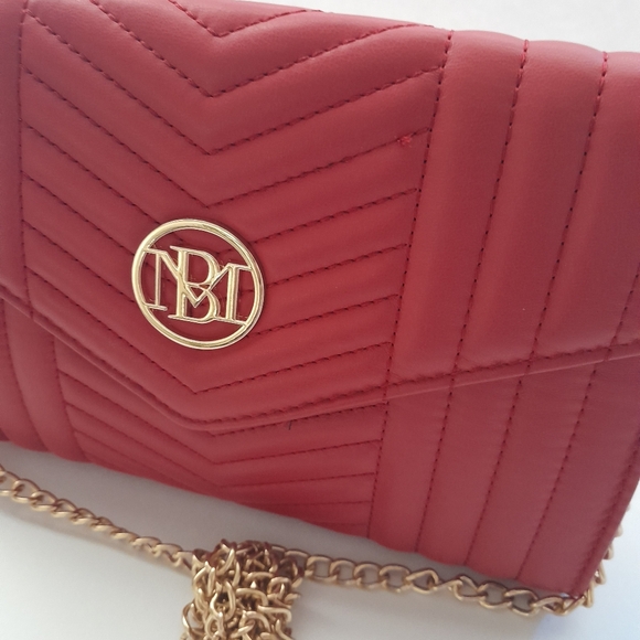 Badgley Mischka V Quilting Center Crossbody Clutch with Gold Chain - Picture 4 of 8